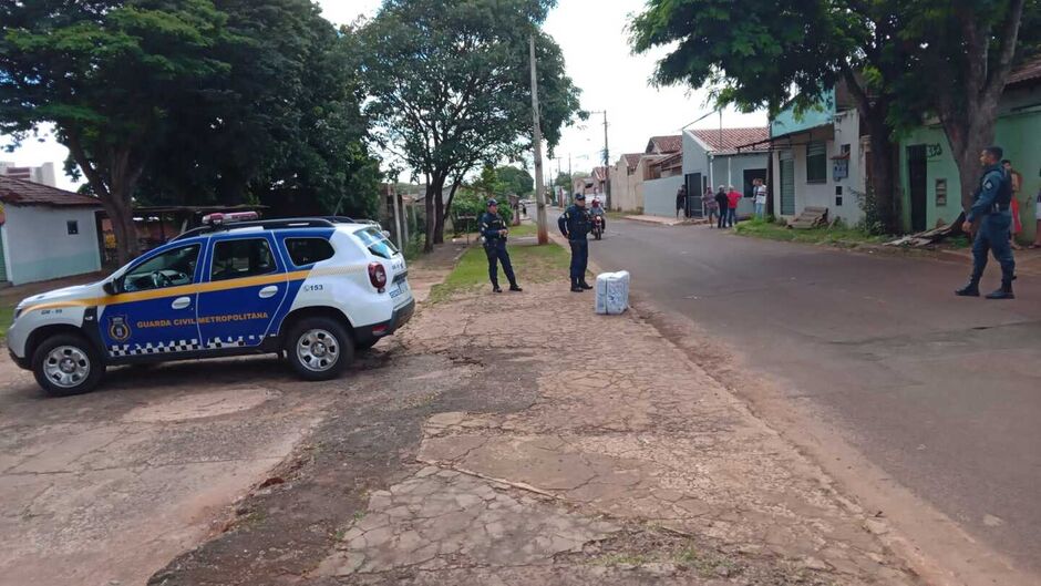 Os policiais encontraram mercadorias que estavam no carro