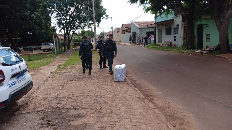 Os policiais encontraram mercadorias que estavam no carro