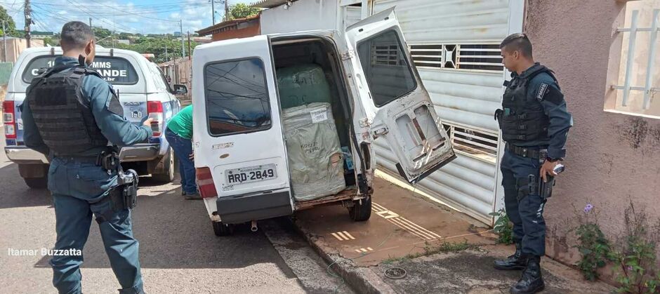 Os policiais encontraram mercadorias que estavam no carro