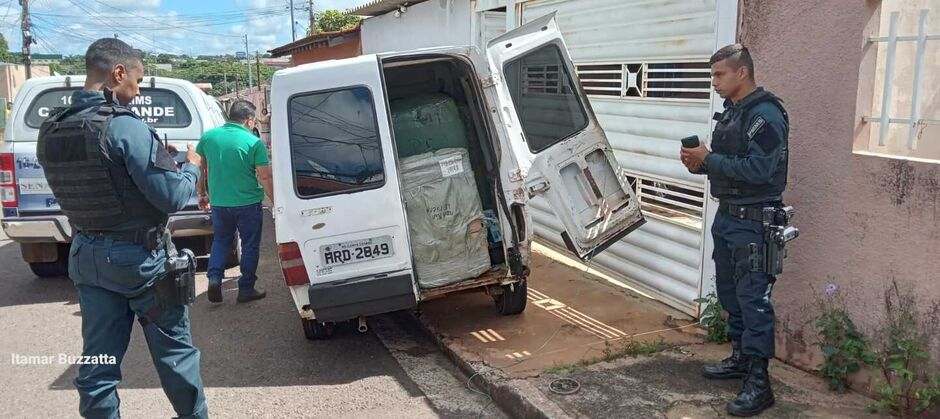 Os policiais encontraram mercadorias que estavam no carro