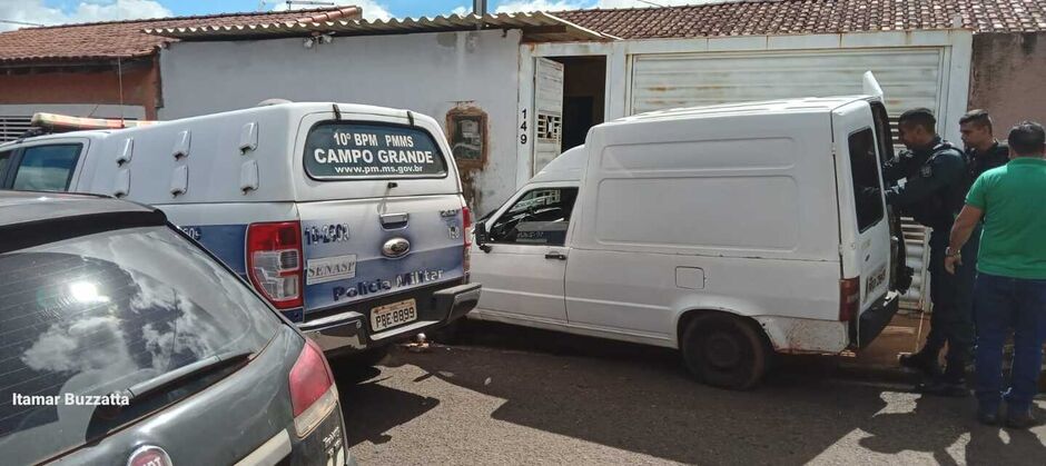 Os policiais encontraram mercadorias que estavam no carro
