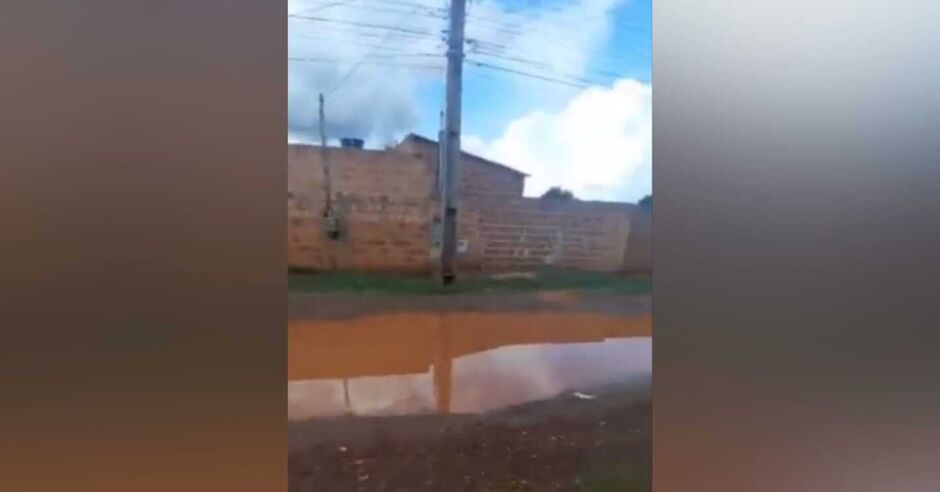 Rua está tomada por enorme poças d'água