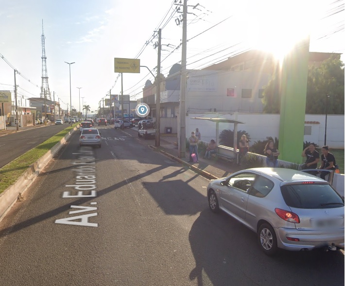A jovem estava em um ponto de ônibus 