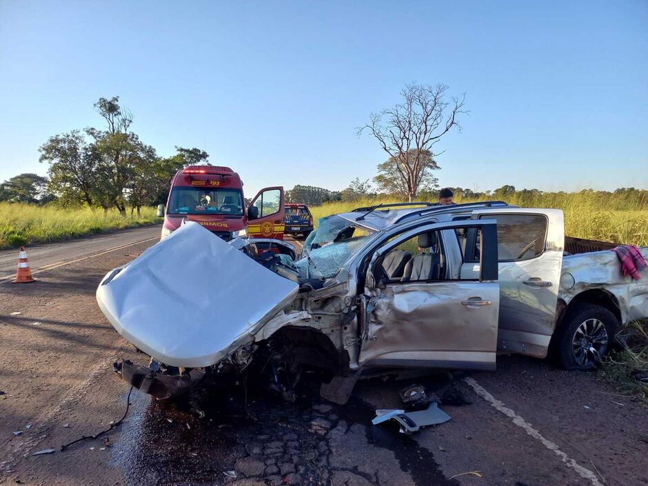 Caminhonete ficou completamente destruída