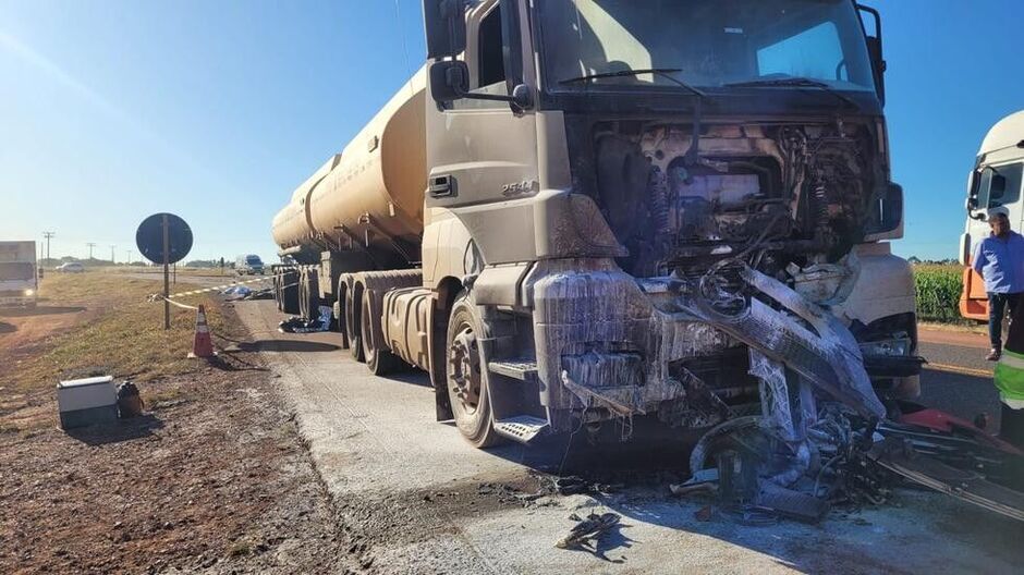 Carreta ficou bastante destruída após a colisão