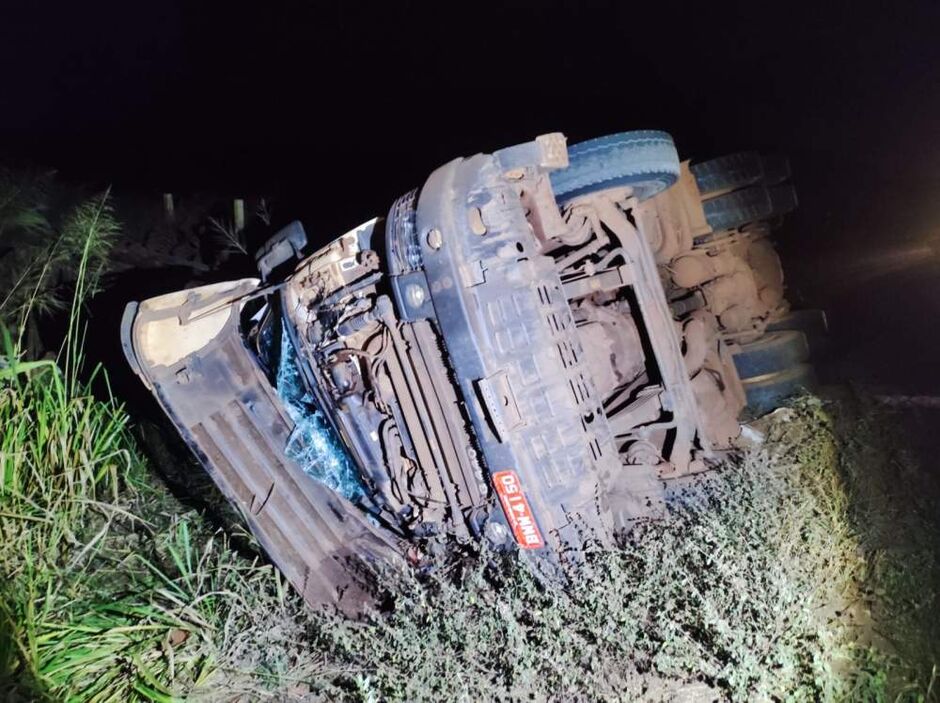 Caminhão ficou tombado nas margens da rodovia