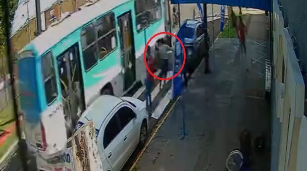 Câmeras de segurança flagraram o acidente 