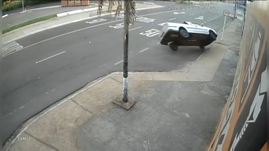 Carro ''voou'' antes de bater em muro na Bandeirantes 