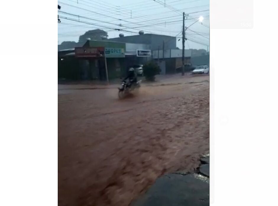 Chuva alagou bairro Nova Lima 