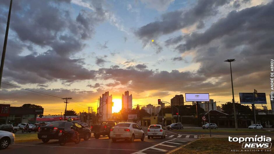 Tempo pode até ter nuvens, mas calorão predomina