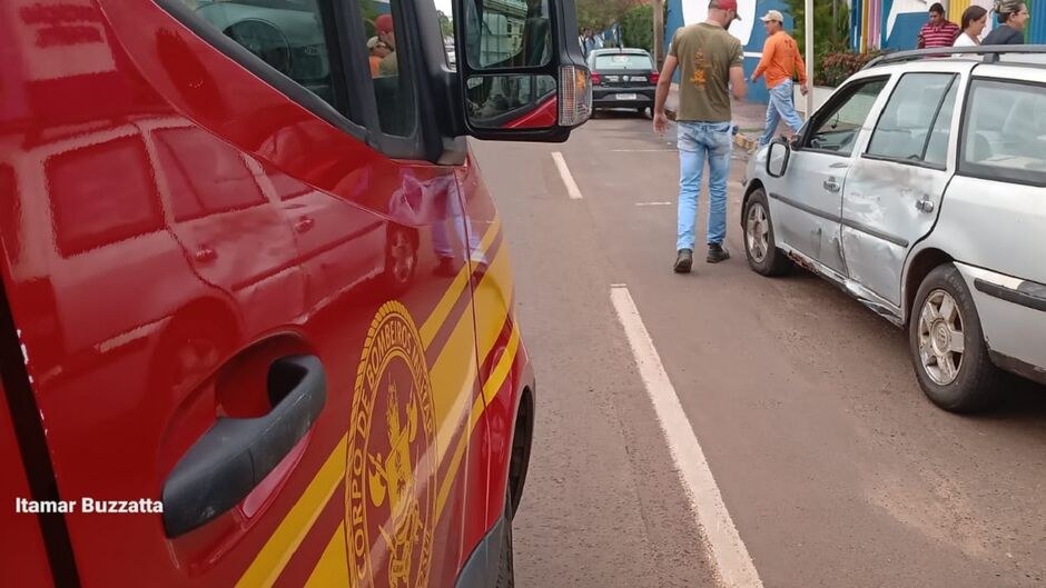 Pancada foi tão forte que trincou roda do carro