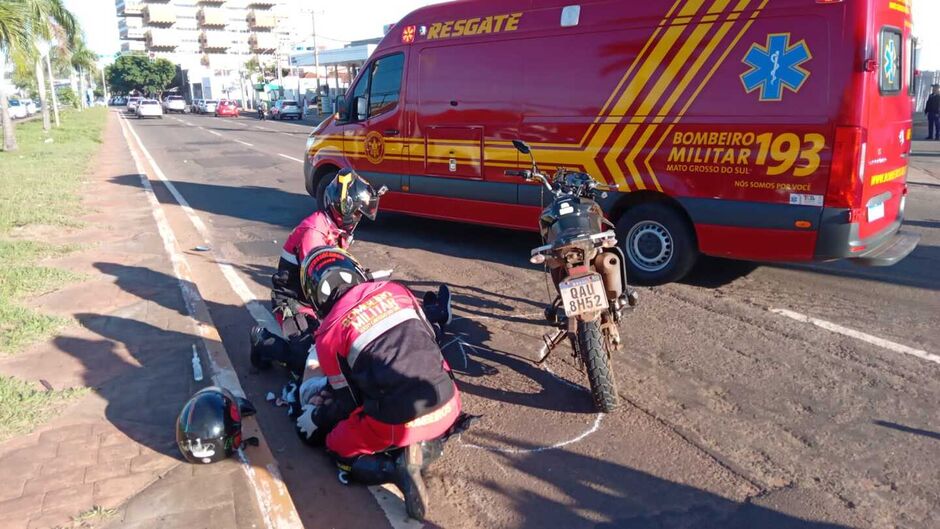 Mulher teve fratura no punho direito; motociclista tem suspeita de fratura na perna e braço esquerdos