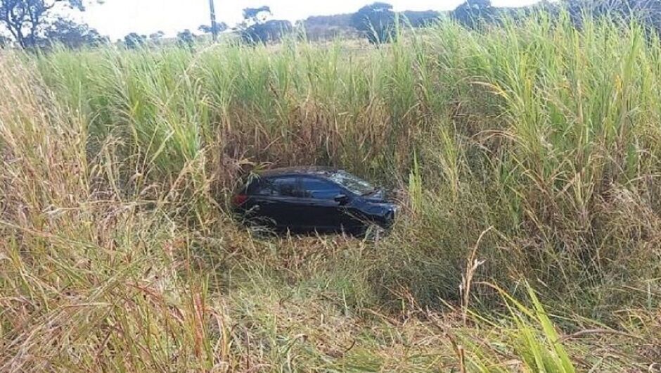 Carro foi lançado contra a vegetação 