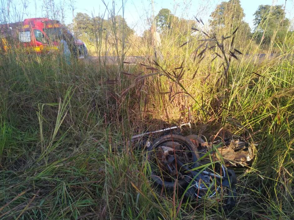 Condutora afirma que não havia ninguém na estrada, quando, de repente, a moto foi atingida na traseira