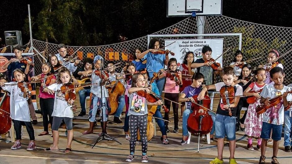 Aulas de violão, canto, percussão, piano, violino e violoncelo serão dadas gratuitamente