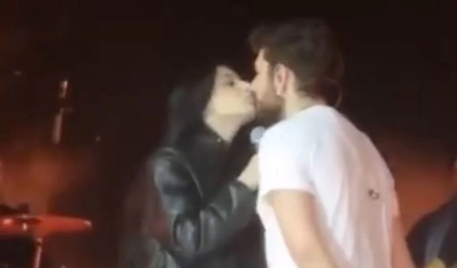 Cantores, que já são vistos juntos há meses, se beijaram no palco