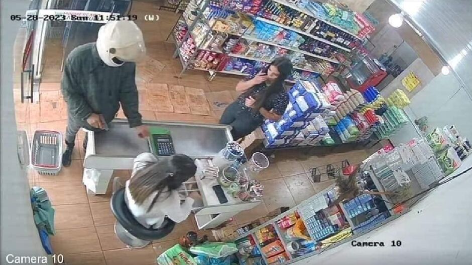 Homem pegou o dinheiro e fugiu 