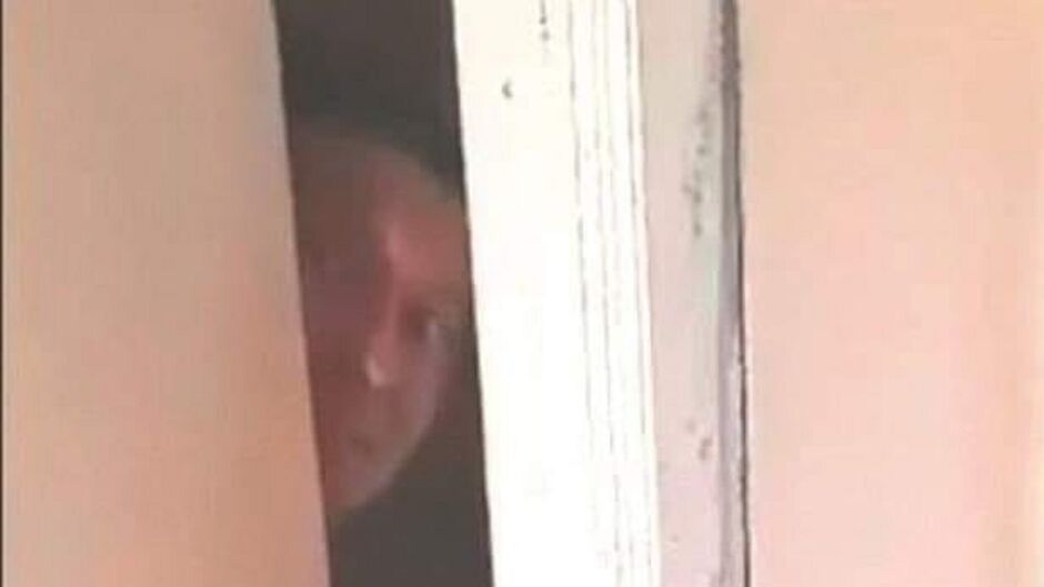 Em plena traição, Dani foi flagrado por Ilda, que queria mostrar a falha do marido