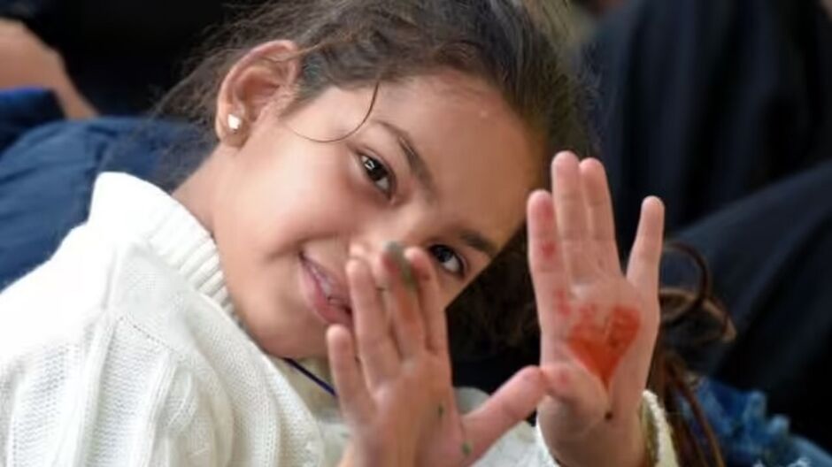 Menina que perdeu a mãe há um ano, sofre ao se despedir do pai na escola
