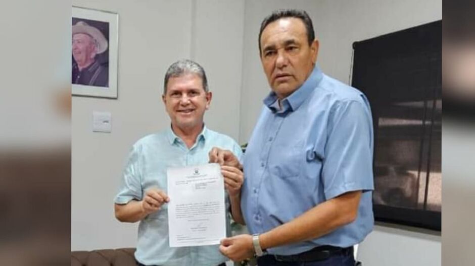 Carlão recebe licença de João Rocha 