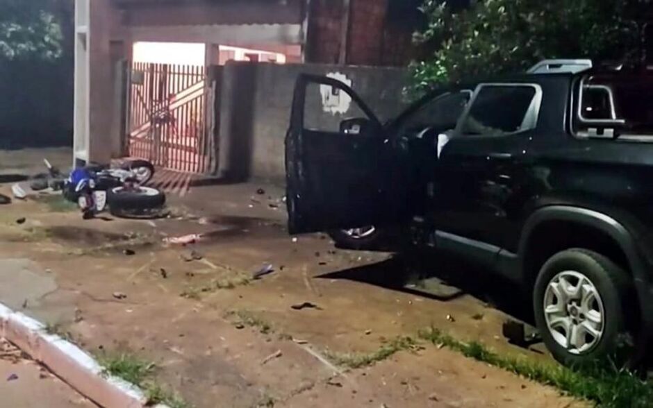 Motociclista foi arremessado no muro de uma residência