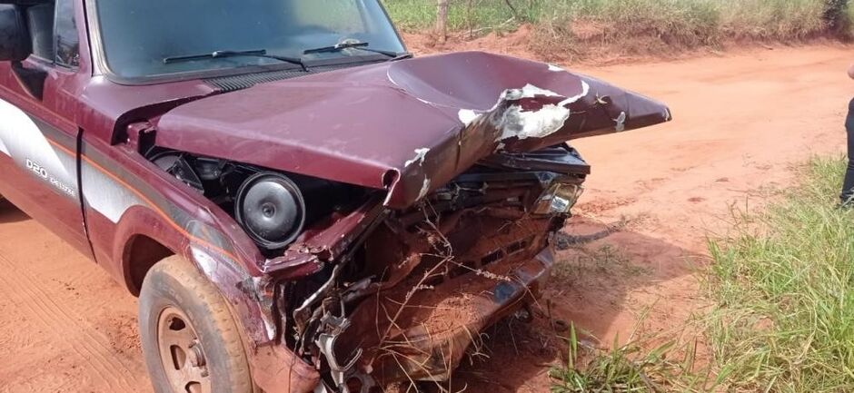 veículo ficou com a frente destruída 