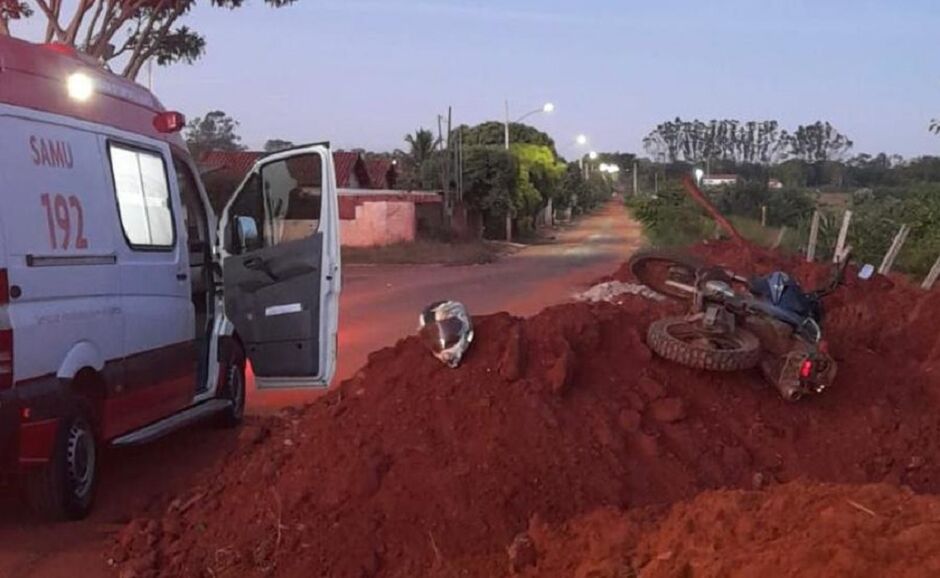 Vítima perdeu o controle e caiu em barranco
