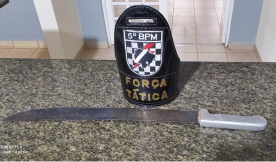 Polícia apreendeu facão usado para cometer as agressões