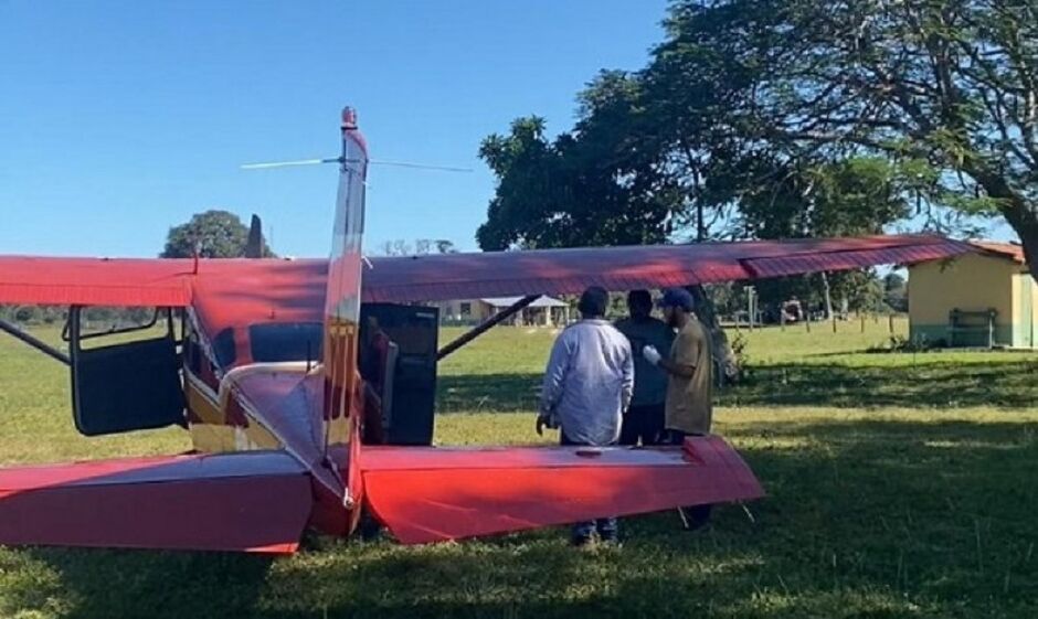 Trabalhador sendo socorrido no local