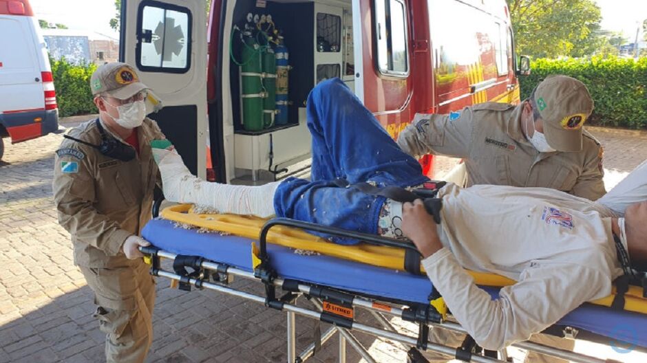 Trabalhador foi socorrido por equipes do Samu e Corpo de Bombeiros