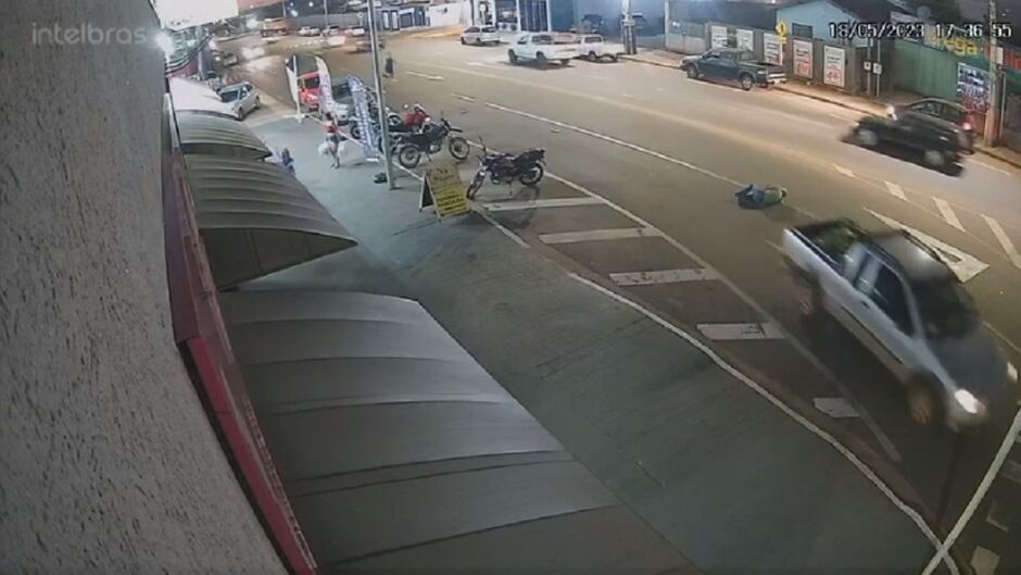 Idoso foi arremessado a vários metros de distância
