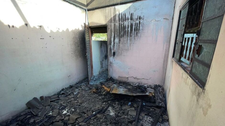 Os móveis da casa foram todos destruídos 