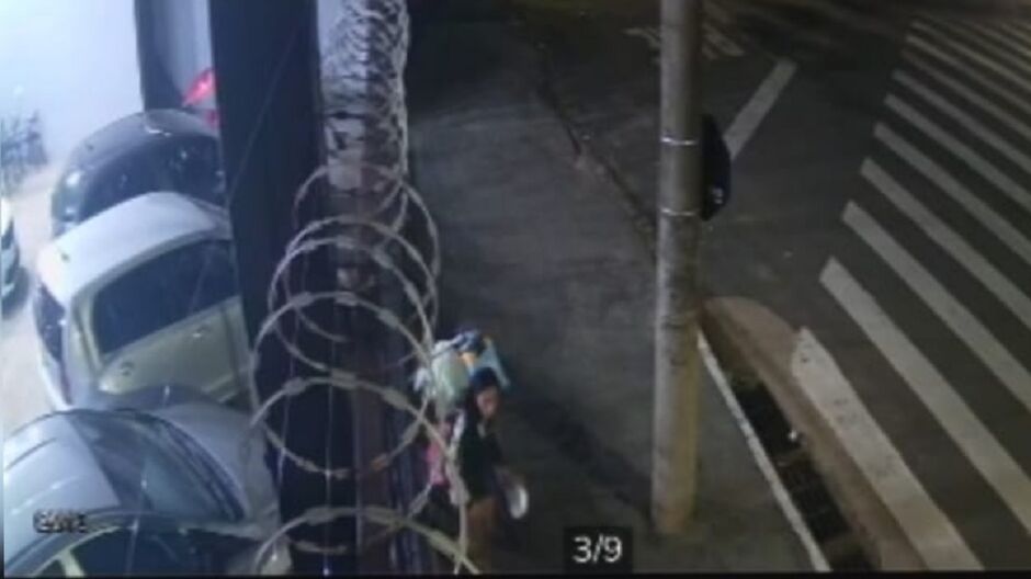 Suspeita ajudou bandido a furtar bicicletas de casas 