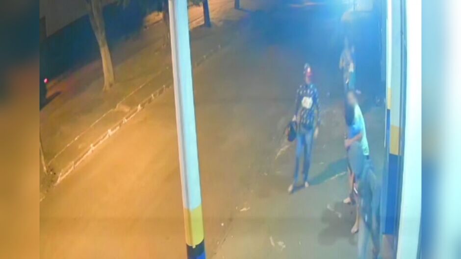 Vítima saiu correndo com criança no colo e assaltantes atrás