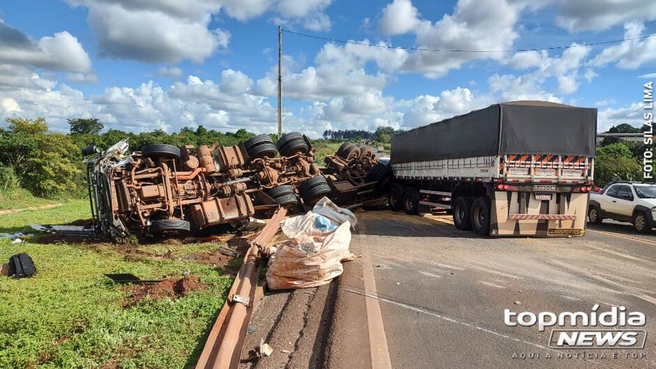 Caminhonete ficou completamente destruída