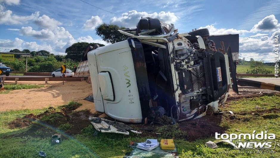 Caminhonete ficou completamente destruída