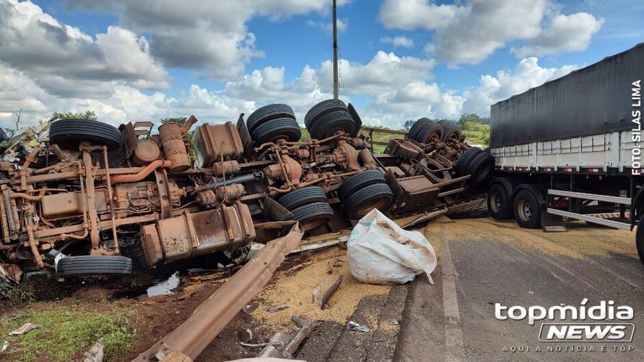 Caminhonete ficou completamente destruída