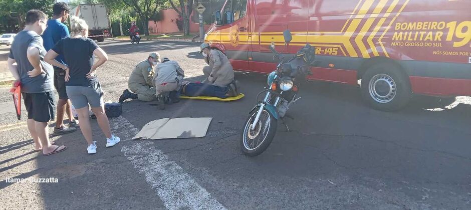 A mulher foi socorrida pelo Corpo de Bombeiros 