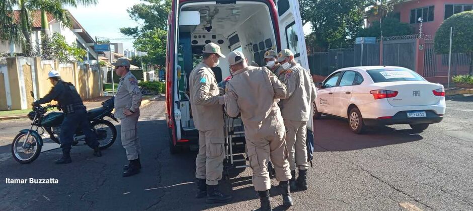 A mulher foi socorrida pelo Corpo de Bombeiros 