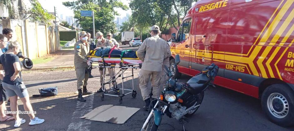 A mulher foi socorrida pelo Corpo de Bombeiros 