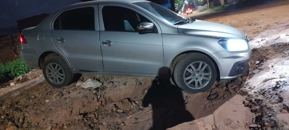 Carro caído na cratera