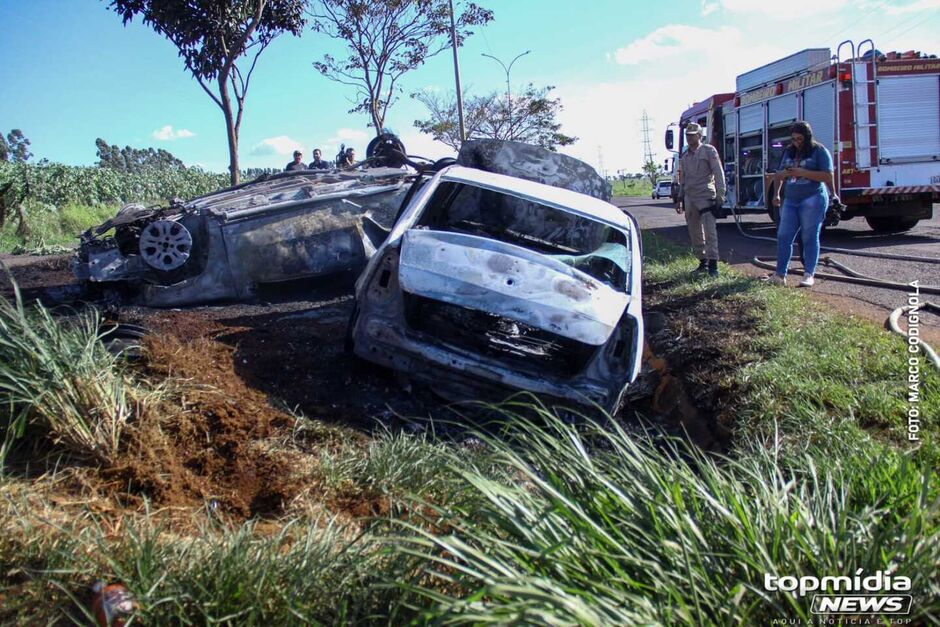 Carros deram perda total após serem consumidos pelas chamas