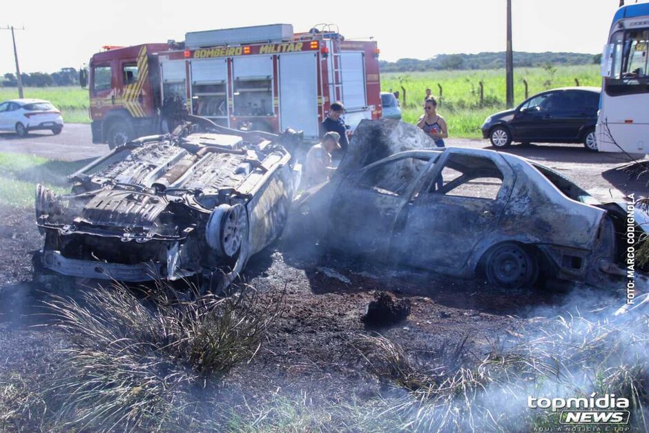 Carros deram perda total após serem consumidos pelas chamas