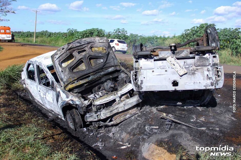 Carros deram perda total após serem consumidos pelas chamas
