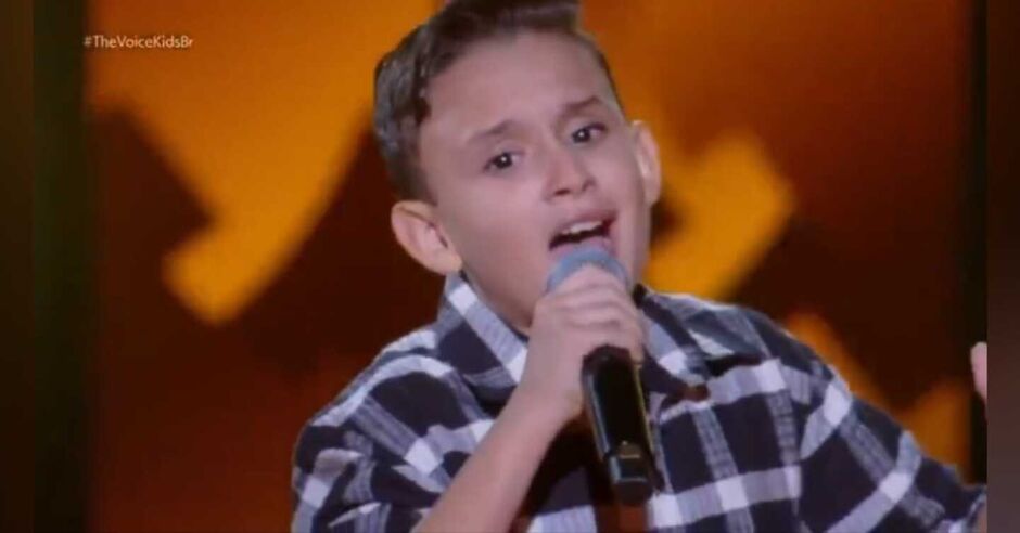 Igor Mattos durante apresentação no The Voice Kids