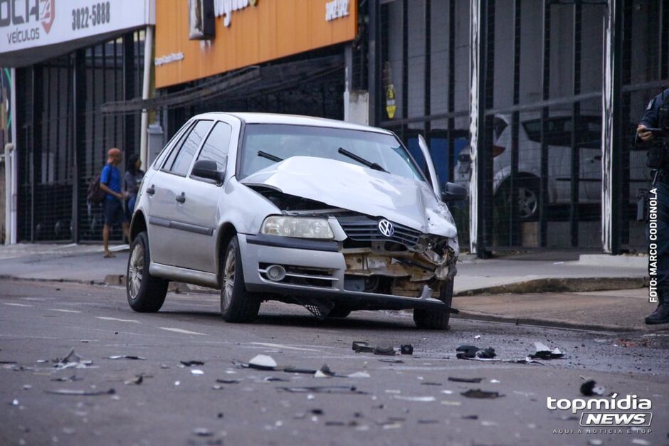 Veículo Gol com a frente destruída 