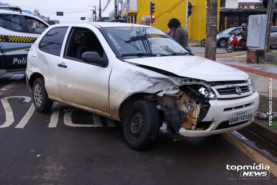 Veículo Gol com a frente destruída 