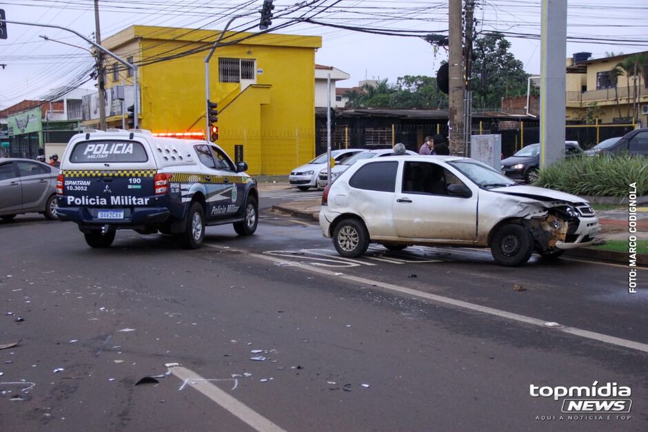 Veículo Gol com a frente destruída 