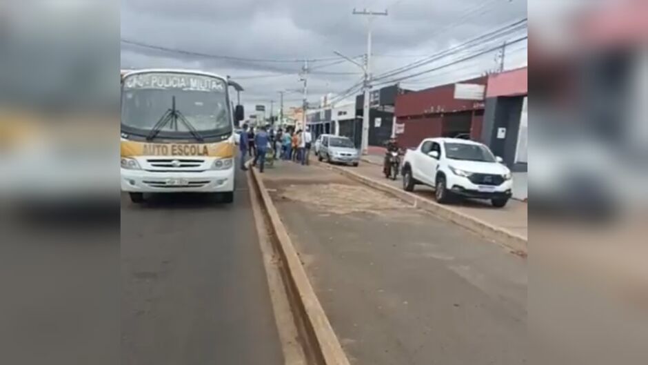 Obra inacabada revolta garagistas da av. Bandeirantes