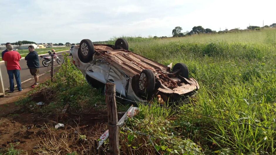 Batida foi forte que deixou frente de veículo destruída 